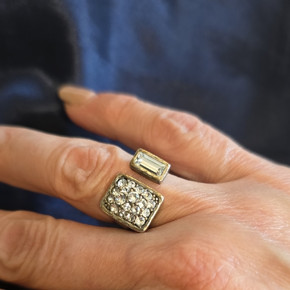 Elegant Silver Crystal Ring